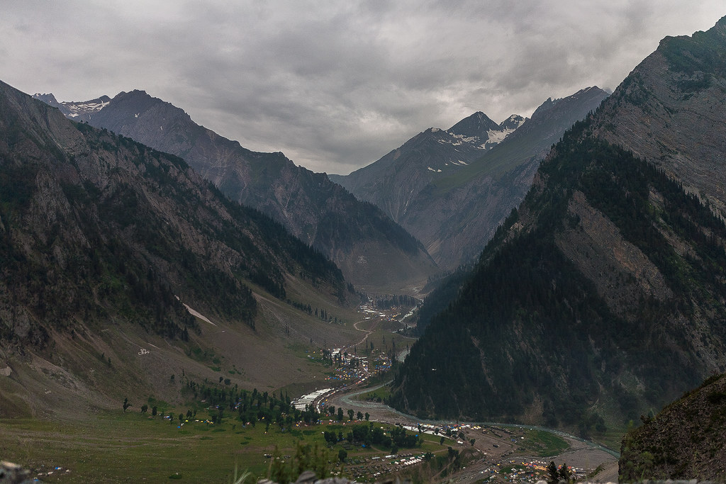 Kashmir on a Budget: Cheap Routes, Stays and Tips